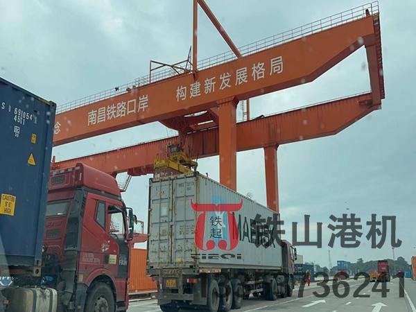 山東營口軌道式集裝箱龍門吊廠家軌道式集裝箱門式起重機結(jié)構(gòu)設計堅固